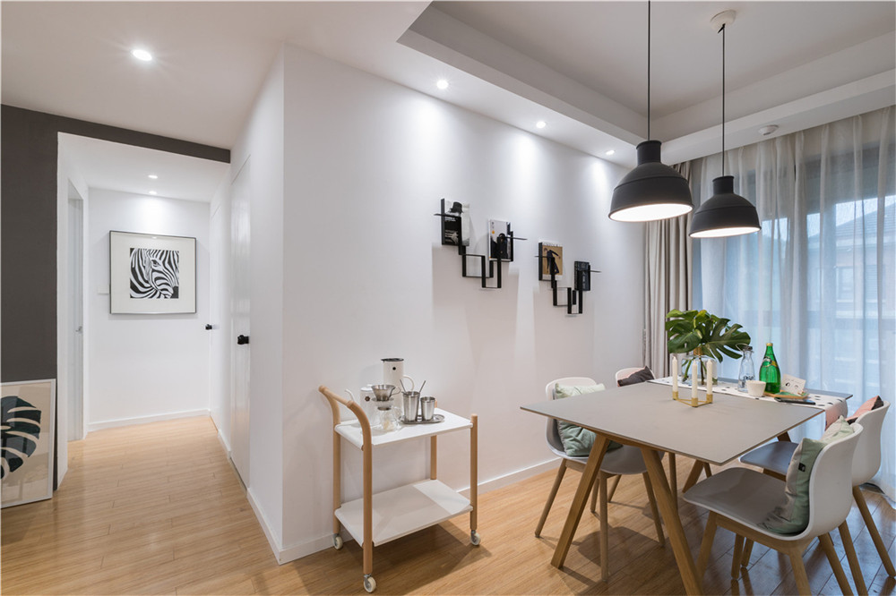 一套原木色制的餐桌椅