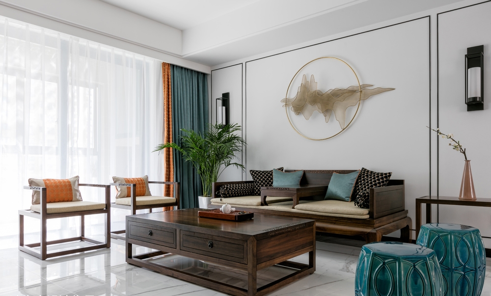 户型方正，采光、通风良好。以白色和深胡桃色为主，搭配白色背景墙，让整个空间更加丰富和层次感。地面采用仿大理石的地砖，与深胡桃墙面的结合有一种古色古香的韵味。			
