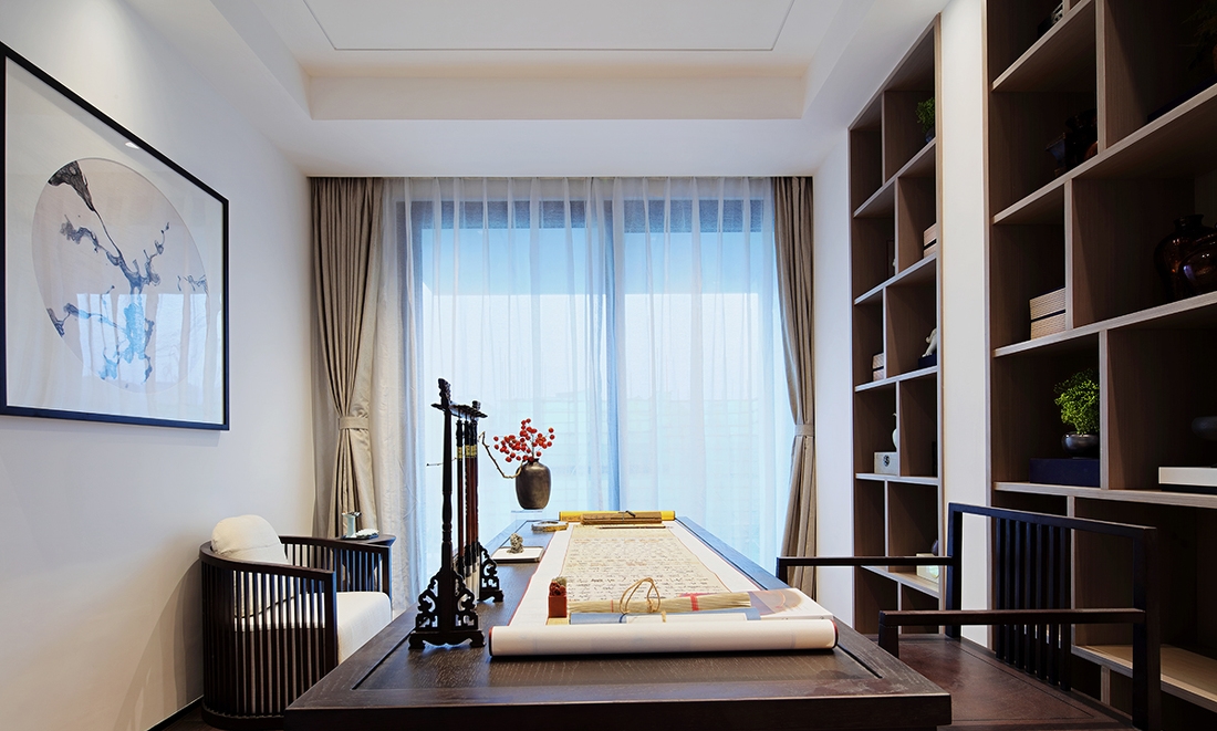 以胡桃色家具搭配白色墙面，使得书房与客厅相互呼应，山水墨画作为装饰，使得整个书房体现出舒适的读书时间。			
