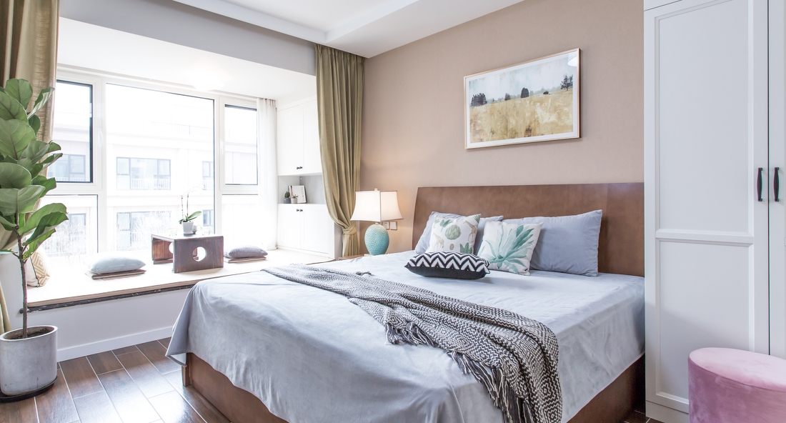 卧室为业主的孩子为主，相对比较喜欢清新少女的感觉，在确保与客厅相互呼应的前提下，把卧室背景墙做了一个处理，合理利用飘窗，使得整个空间满满的少女心，却不失中式韵味。			
