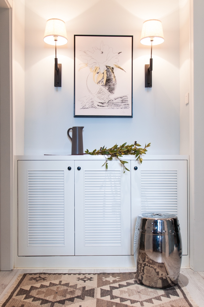 电梯到入户为业主的私人空间，以此作为玄关，眼前一亮的视觉效果，白色家具搭配金属色的中式坐墩，以及软装搭配，使得玄关充满现代感却不失中式韵味。			
