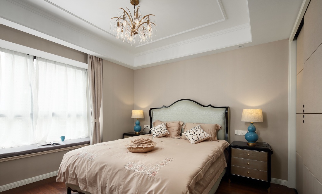 主卧清新舒适的氛围肯定离不开舒适柔软的床，更需要有气质的床品才配得上如此贵气的床和金贵的宠儿—这万般被宠爱			
