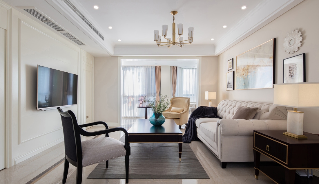 优雅而精致的客厅，静如处子般的色调，典雅别致的美式沙发， 清新自然的装饰挂画，静中有动，动中有静， 跳舞的星星使得整个客厅充满生动温馨的色彩。			
