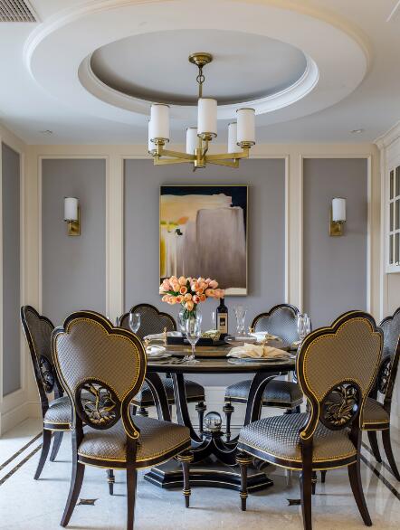 餐厅吊顶不再是单一回字形吊顶，利用所选择家具样式设计圆形吊顶，体现整个家装风格中的柔线性。			
