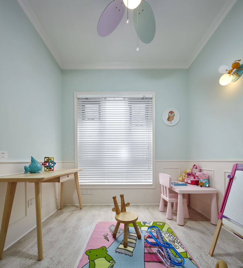 此为儿童娱乐区，便把颜色刷为明快一些的色彩，并设有护墙板，达到美观及耐脏的效果。			
