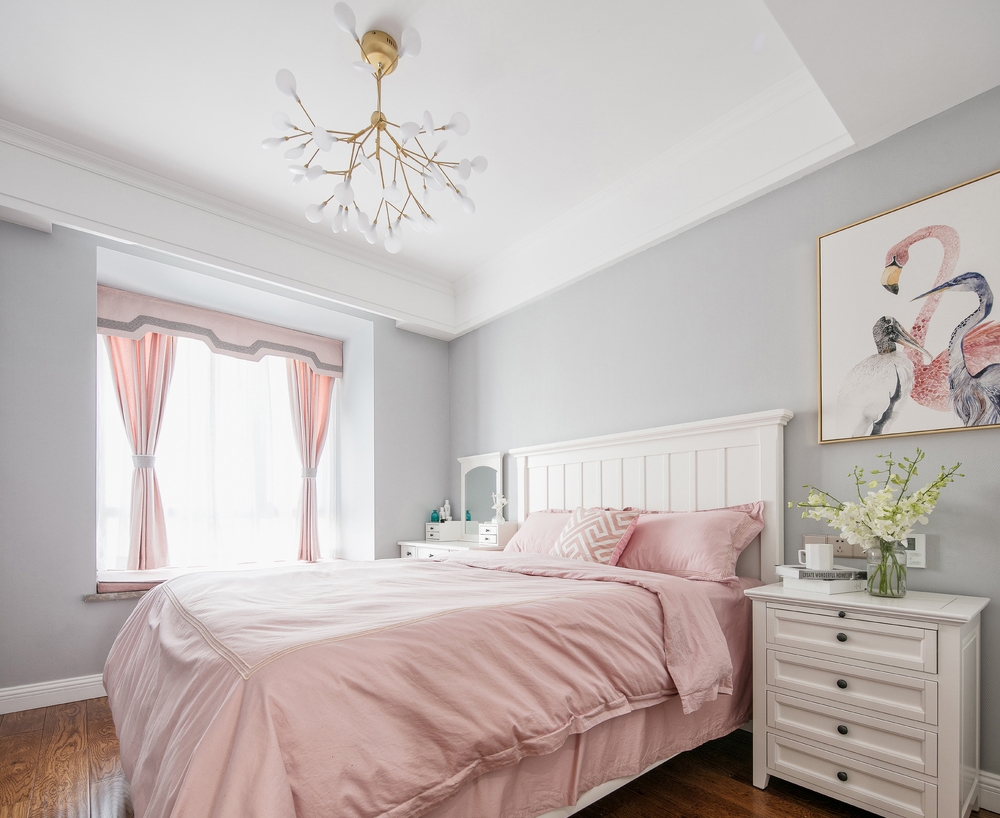 二层由于是一个大房间，改为两个卧室从而满足两个孩子的居住需求。因为小朋友为小女孩，便以浅灰及粉色搭配，这样的搭配不会过时，加上软装的搭配，使得儿童房有了一种亲切小公主的感觉。			
