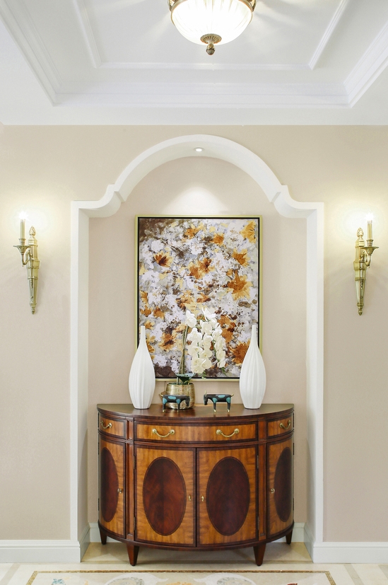 玄关作为入户的位置，因此，玄关处作为重中之重，把设计元素体现出来，利用曲线以及半圆式玄关柜的搭配，使得玄关有一种亲切感。			
