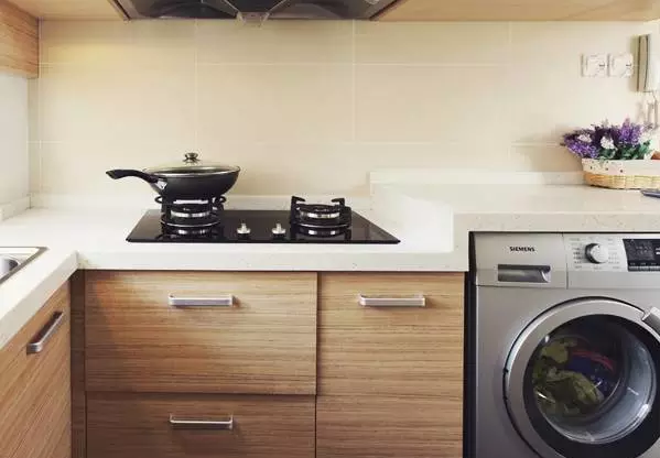 由于房子较小，便把洗衣机的位置移至厨房，与橱柜作为一体。这样也能节约空间，并且满足业主洗衣机的需求，增加美观性和实用性。			
