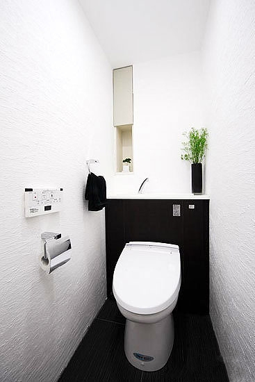 卫生间偏小，扩完卫生间面积仅有1.5个平方，因此运用白色纹理墙砖以及深色地砖，从而加强空间感。合理利用马桶以上位置。			
