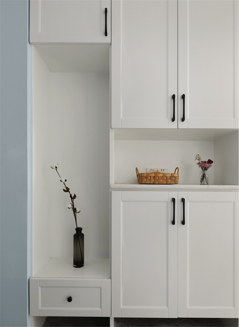 门厅鞋柜的设计动了一些小心思，采取了部分镂空设计，既有换鞋凳，临时摆放包包的地方，整体又不会感觉呆板。			
