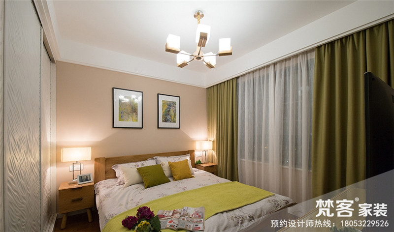 主卧室整体偏温馨，微偏小美风格，在衣柜旁建立假墙，衣柜嵌入墙里，使得墙面与柜子融为一体。			
