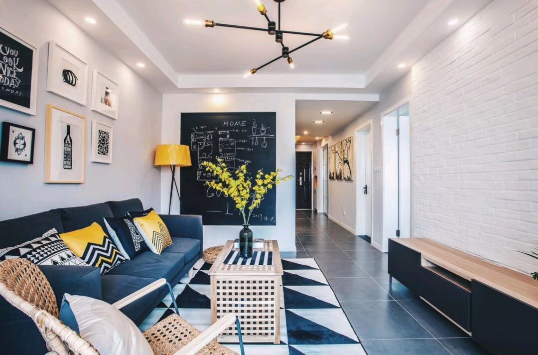 客厅作为待客区域，简单时尚、灰色磨砂转提升空间时尚感、仿古砖电视墙是个性所在、灯光以暖色调为主，让整个空间更加舒适温馨。			
