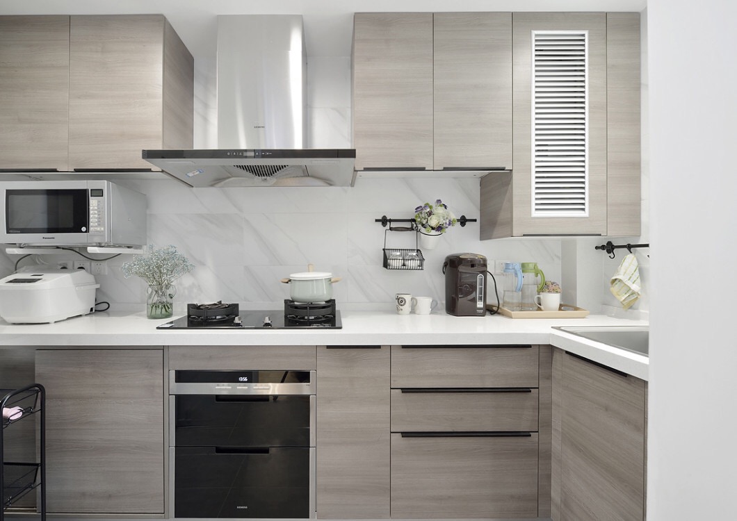 厨房以黑色墙砖为基础，是现代时尚的体现，白色的橱柜门板更显奢华时尚。			
