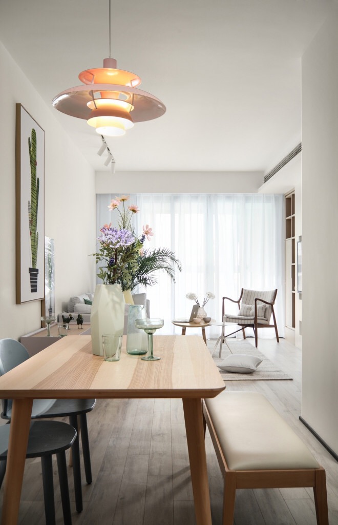 餐厅作为主人用餐区、通过吊顶、装饰挂画、来体现主人对生活品质的追求。			
