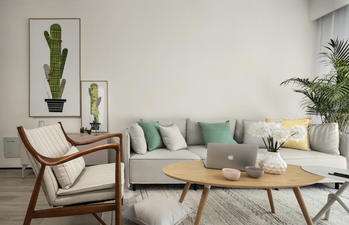 客厅作为待客区域，简单时尚、白色和木纹的搭配提升空间时尚感、定制电视墙是个性所在、灯光以暖色调为主，让整个空间更加舒适温馨。			
