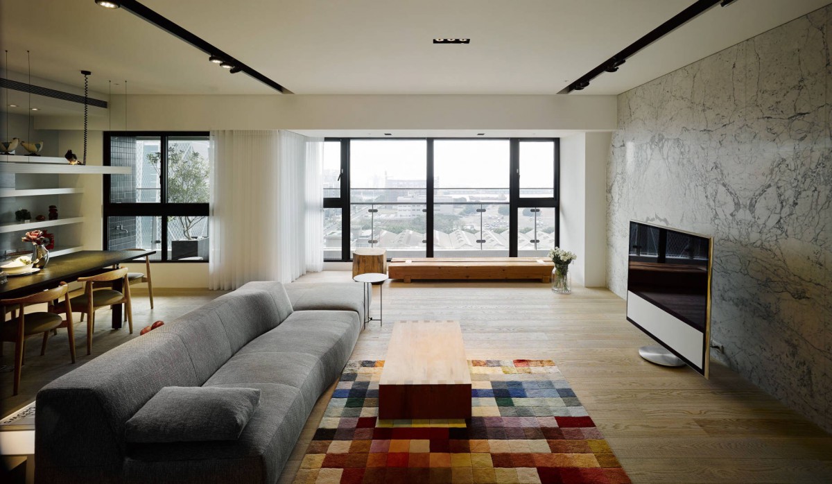 客厅作为待客区域，高端时尚、以软包木纹玻璃提升空间时尚感、木纹电视墙是个性所在、灯光以暖色色调为主，让整个空间更加舒适时尚。			
