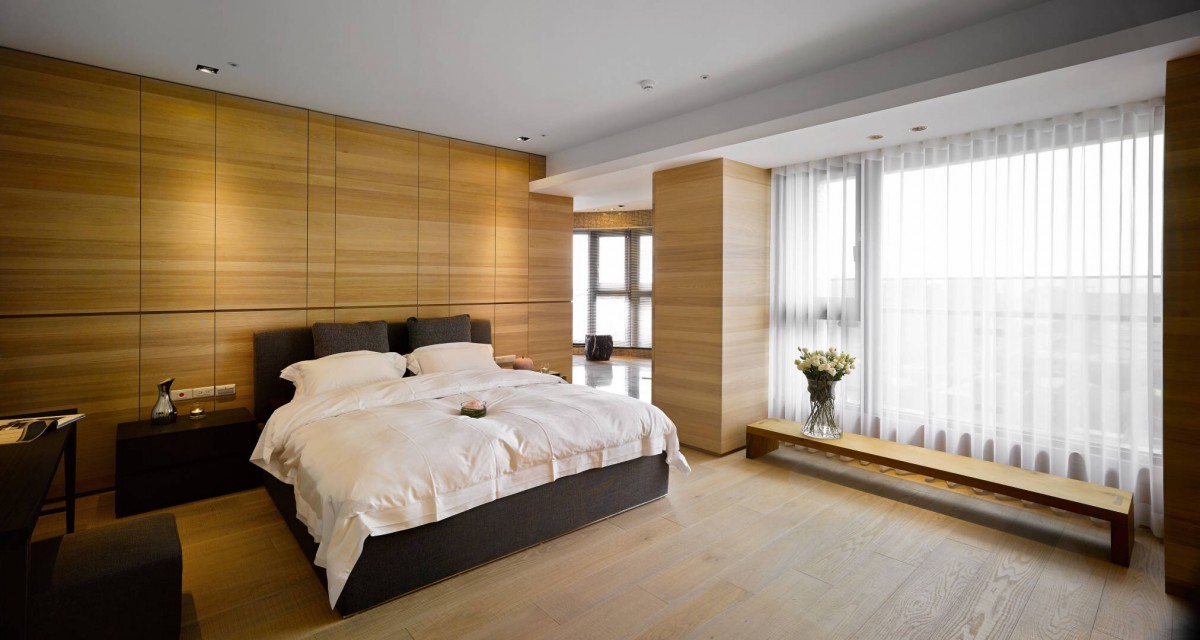 卧室布置较为温馨，作为主人的私密空间，主要以功能性和实用舒适为考虑的重点，空间用的淡咖色的墙漆，温馨柔软的床，简单柔软的木地板达到了温馨舒适的效果，			
