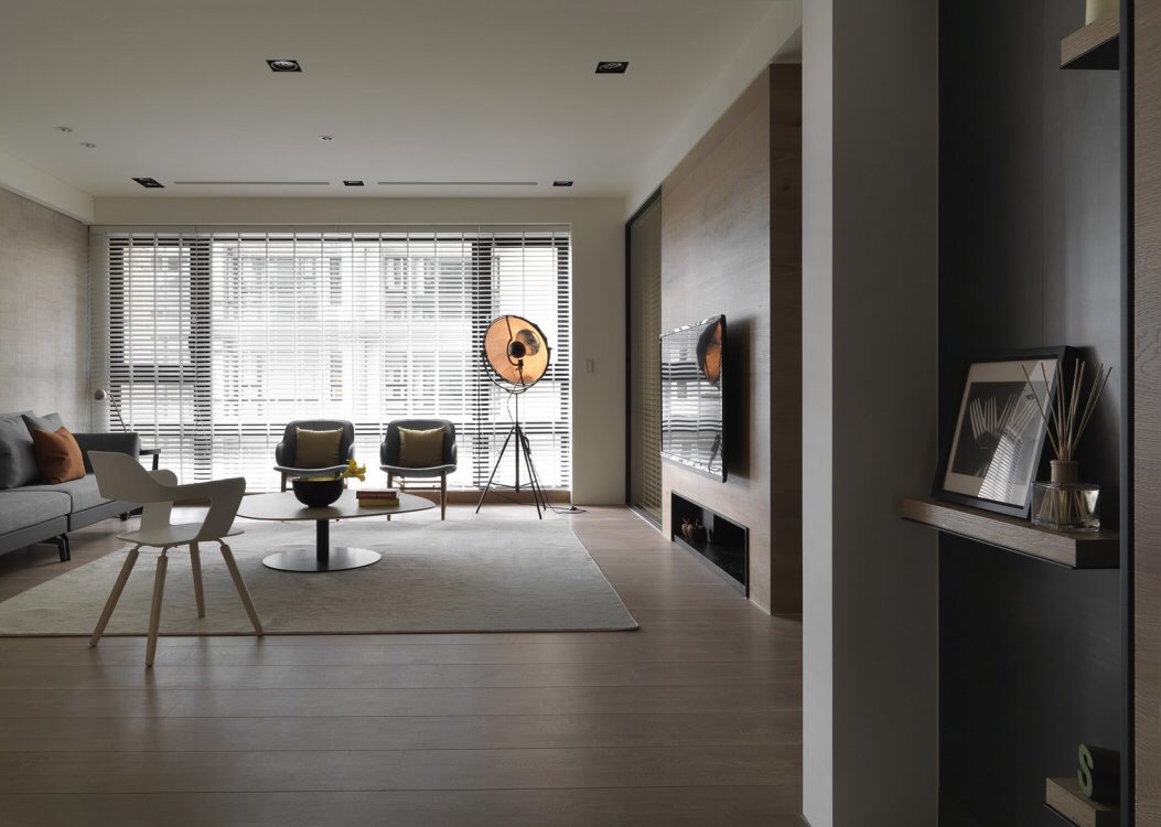 客厅作为待客区域，高端时尚、以软包木纹玻璃提升空间时尚感、木纹电视墙是个性所在、灯光以暖色色调为主，让整个空间更加舒适时尚。			
