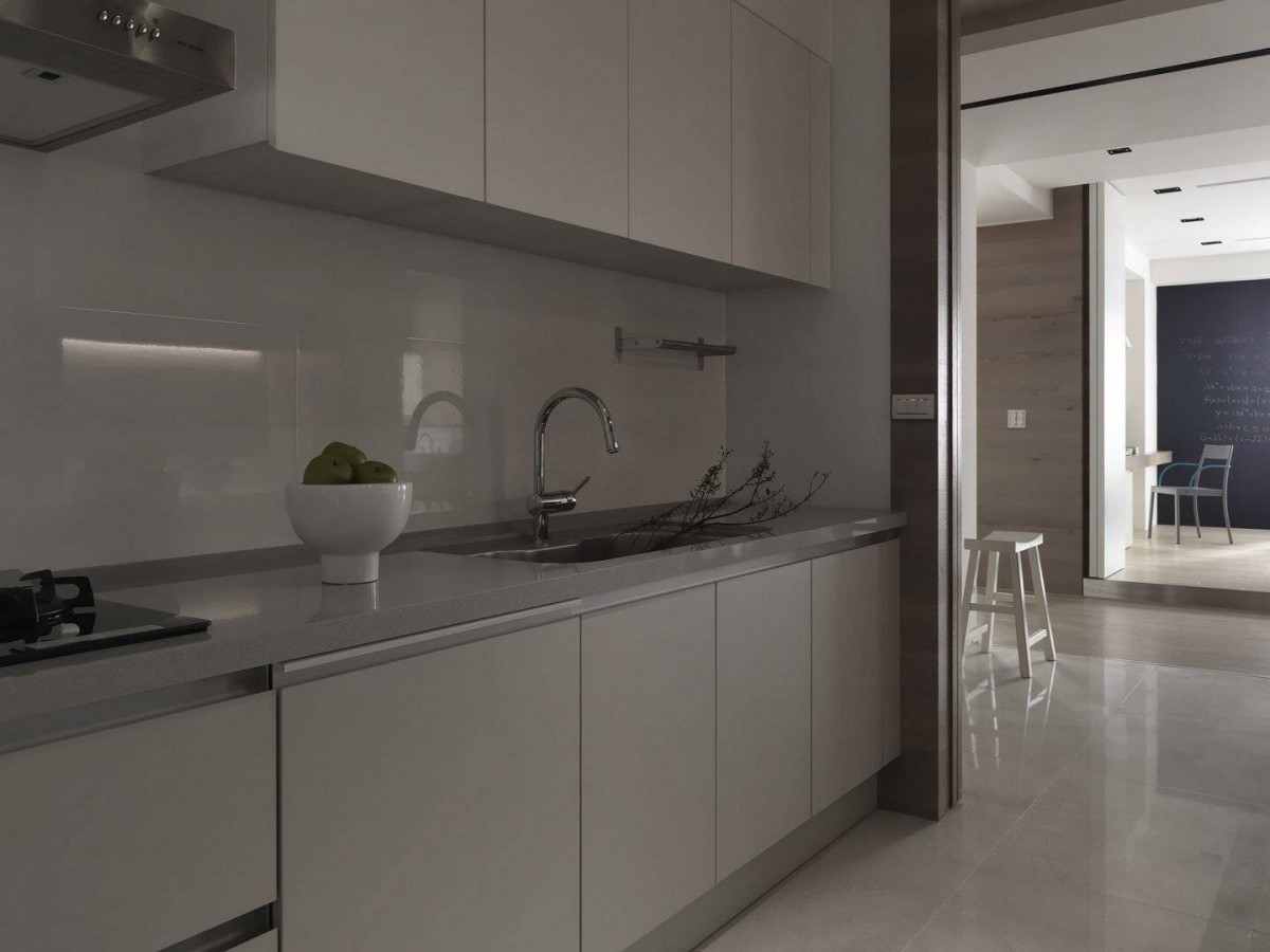 厨房以白色墙砖为基础，是现代时尚的体现，白色的橱柜门板更显奢华时尚。			
