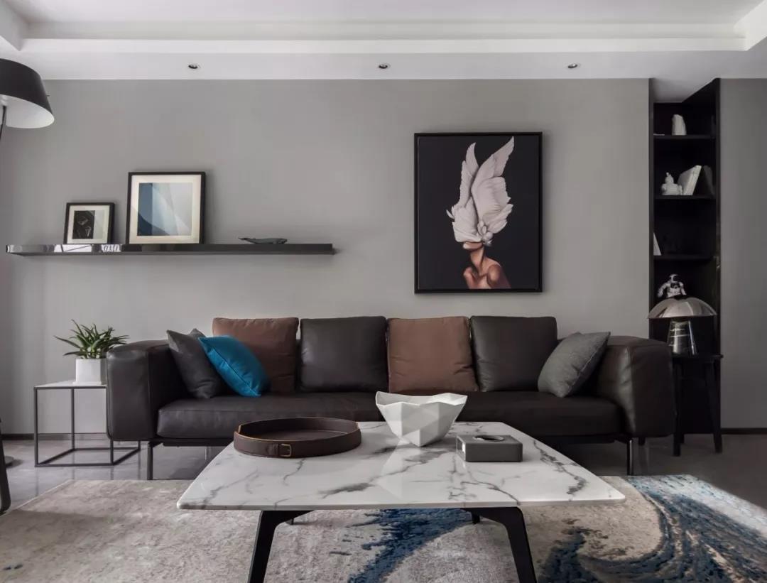 客厅作为待客区域，一般要求简洁明快，同时装修较其它空间要更明快光鲜，通常使用大量的石材和木饰面装饰;美国人喜欢有历史感的东西，这不仅反映在软装摆件上对仿古艺术品的喜爱，同时也反映在装修上对各种仿古墙地砖、石材的偏爱和对各种仿旧工艺的追求上。			
