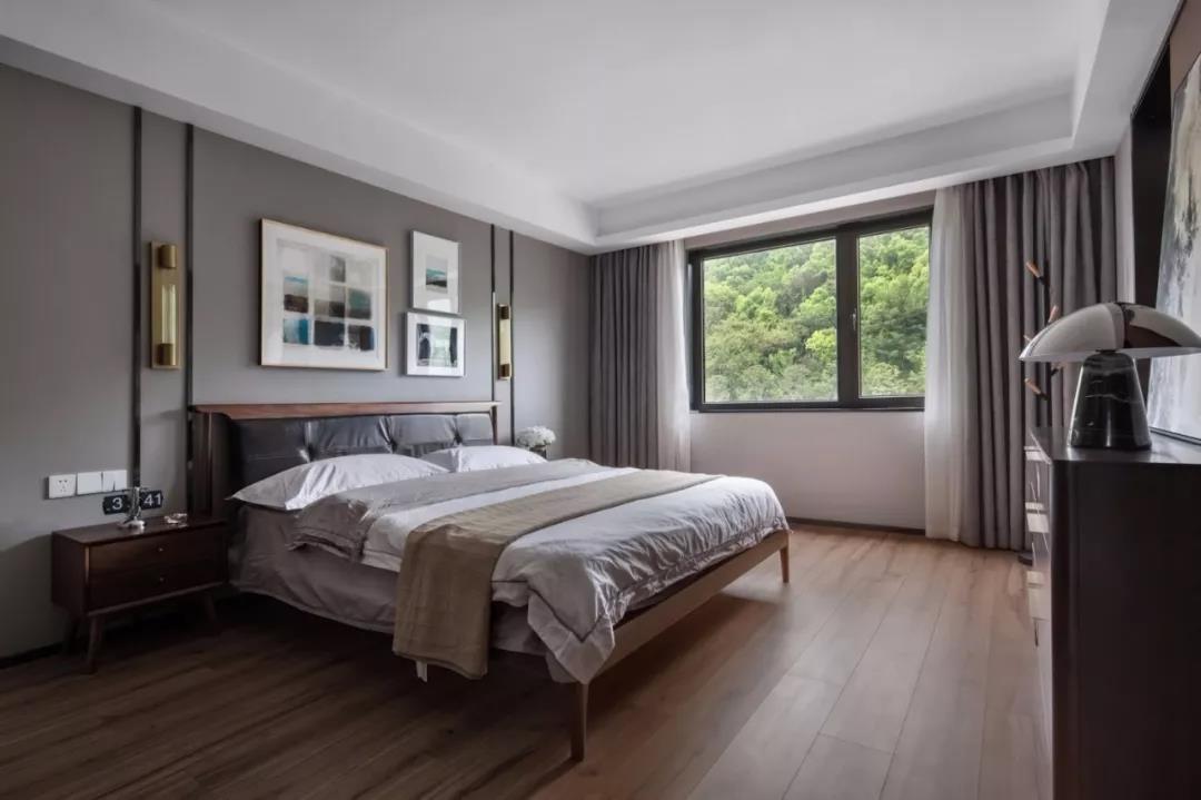 家庭室作为家庭成员休息交流的中心，属私密性很强的空间，一般设于餐厅旁，并有电视机，同时沙发和座椅选择轻松明快的式样，室内绿化也较为丰富，装饰画较多。			
