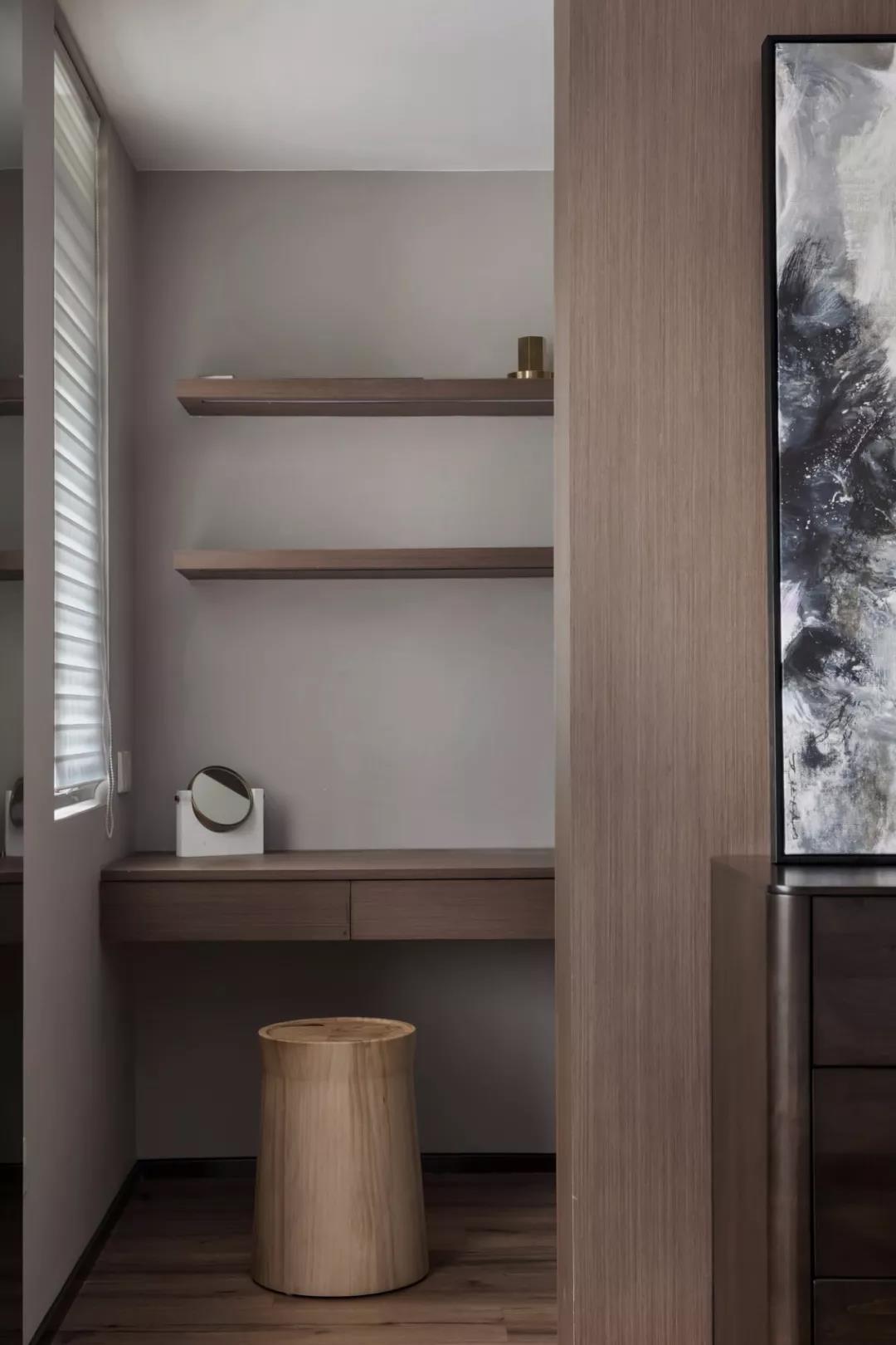 美式家居的书房简单实用，但软装颇为丰富，各种象征主人过去生活经历的陈设一应俱全，被翻卷边的古旧书籍、颜色发黄的航海地图、乡村风景的油画、一支鹅毛笔……即使是装饰品，这些东西也足以为书房的美式风格加分。			
