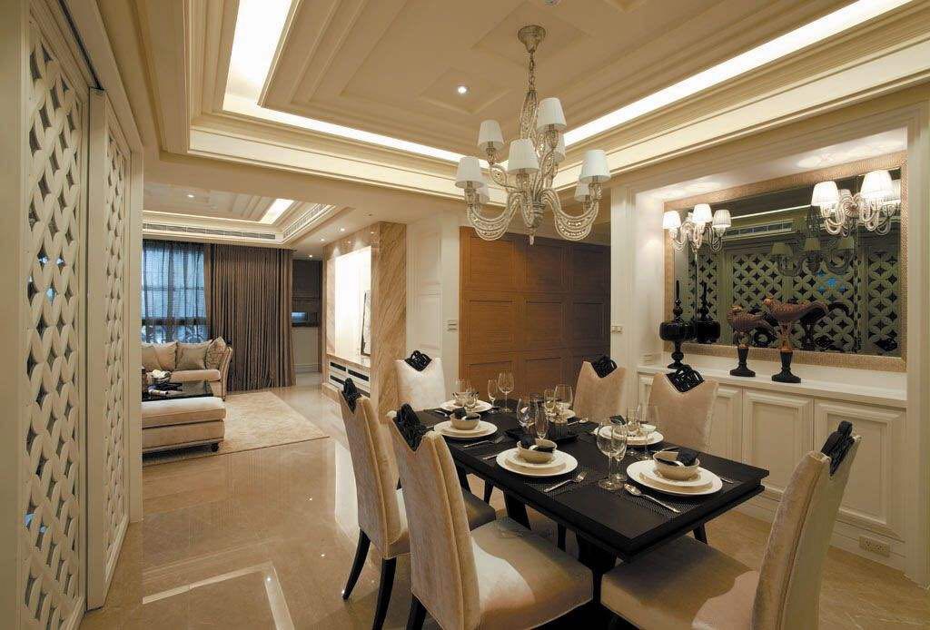 无论是家具还是配饰均以其优雅、唯美的姿态,平和而富有内涵的气韵,描绘出居室主人高雅、贵族之身份。			
