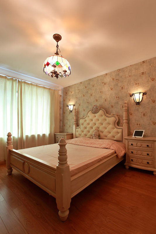 儿童房颜色比较鲜艳，色调搭配比较活跃符合儿童活泼好动的特点。			
