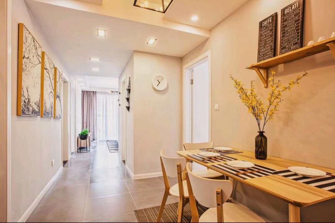 餐厅作为主人用餐区、通过吊顶、装饰挂画、来体现主人对生活品质的追求。			
