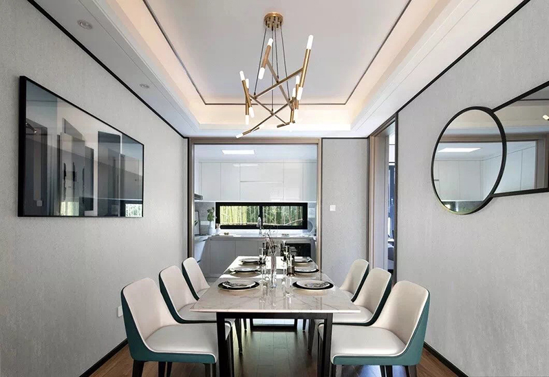   古代的厚重优雅，现代的时尚简约；东方的古色韵味，西方的繁复华丽。有些带着浓厚的时代烙印，有些则可以与现代的美结合，创造出实用时代脚步的新品，