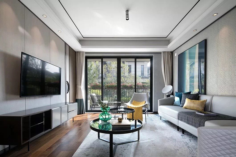   古代的厚重优雅，现代的时尚简约；东方的古色韵味，西方的繁复华丽。有些带着浓厚的时代烙印，有些则可以与现代的美结合，创造出实用时代脚步的新品，