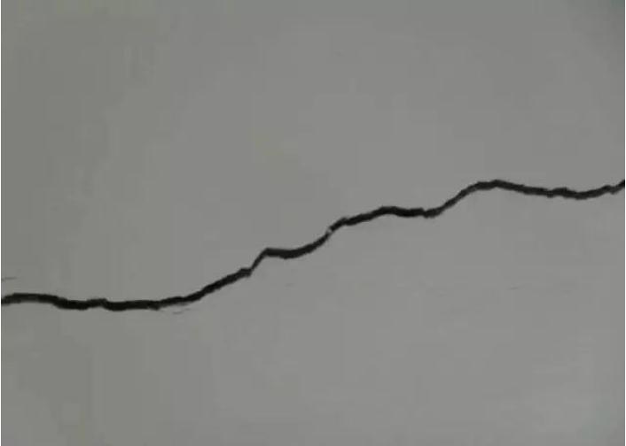 墙体出现严重裂缝