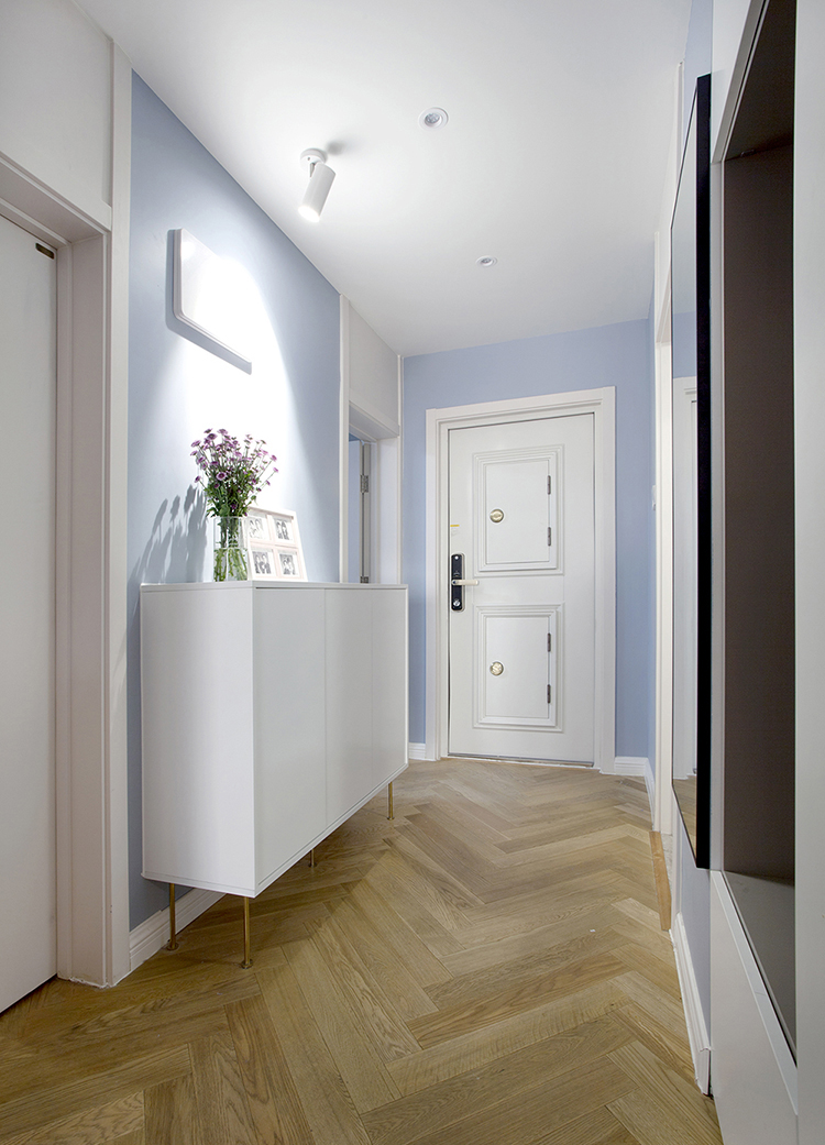 实用主义：他家放弃电视墙 把书房搬进客厅