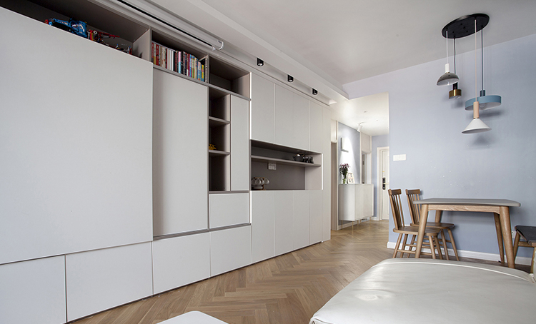 实用主义：他家放弃电视墙 把书房搬进客厅