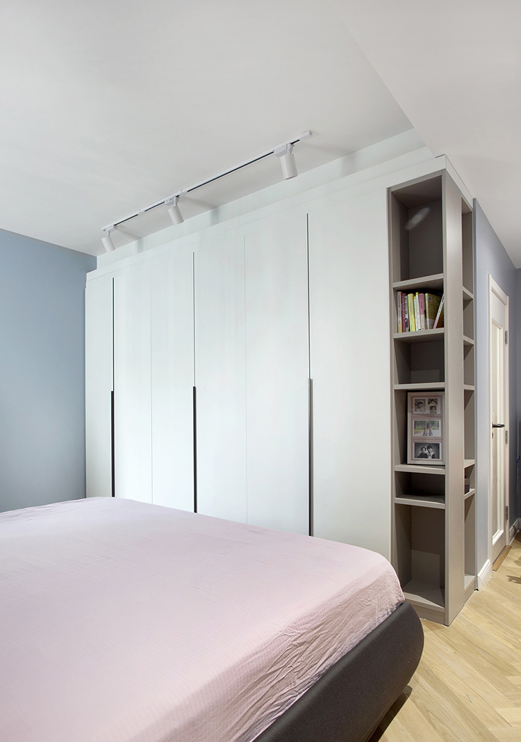 实用主义：他家放弃电视墙 把书房搬进客厅